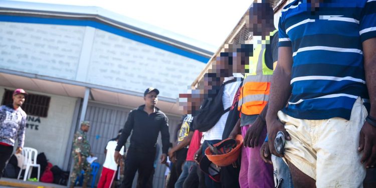DGM detiene 985 nacionales haitianos irregulares y repatría a otros 790 para controlar inmigración