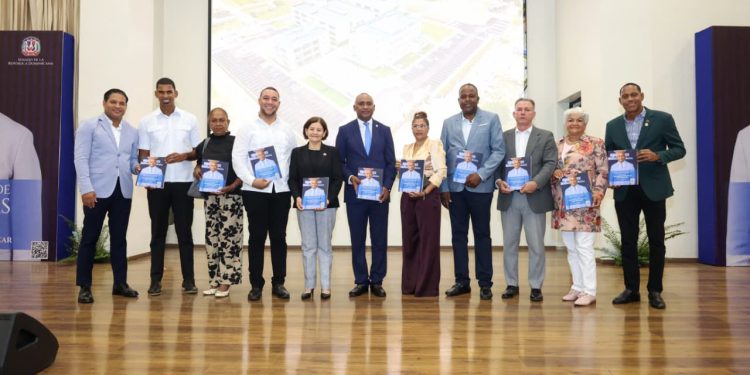 Julito Fulcar rinde cuentas ante multitudinario acto en Baní y presenta el Plan Estratégico de Desarrollo Sostenible de Peravia