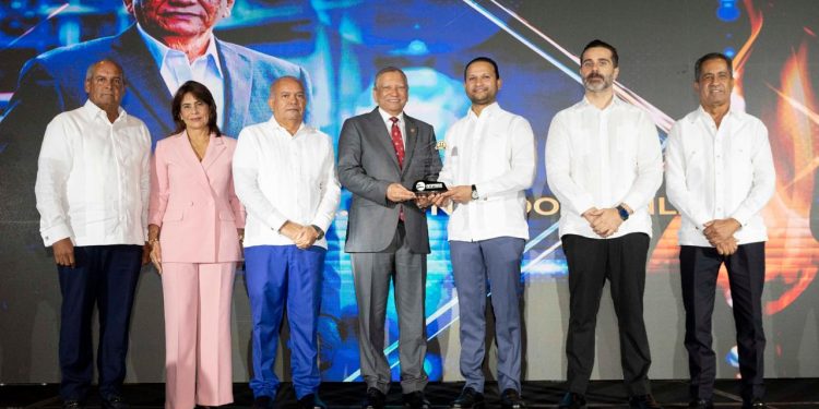 Productores de asfalto reconocen al doctor Leonardo Aguilera por su apoyo al desarrollo del sector