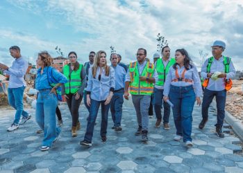 Carolina supervisa obras en el DN; valora avances en el Malecón Deportivo y parque Taíno