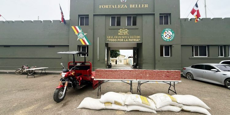 Ejército ocupa contrabando de más de 98 mil cigarrillos ocultos debajo de sacos de alimento para ganado en Dajabón