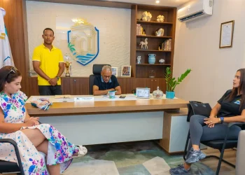 Alcalde convoca reunión para presentar plan piloto de mitigación del sargazo en la playa de Boca Chica