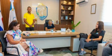 Alcalde convoca reunión para presentar plan piloto de mitigación del sargazo en la playa de Boca Chica