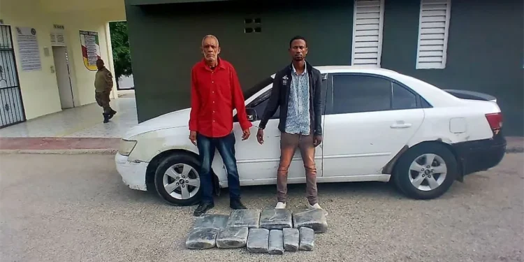 Ejército apresa a tres personas con presunta marihuana oculta en vehículo en San Juan de la Maguana