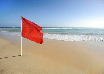 Defensa Civil coloca bandera roja en Puerto Plata por oleaje peligroso