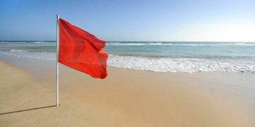 Defensa Civil coloca bandera roja en Puerto Plata por oleaje peligroso