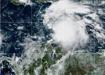 Melissa apunta hacia Jamaica mientras provoca intensas lluvias en el territorio dominicano