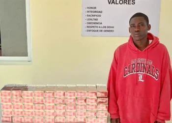 Ejército apresa hombre con 10,000 cigarrillos ilícitos en una motocicleta en Comendador