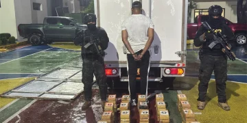 DNCD incauta 85 paquetes de presunta cocaína escondidos en techo de camión en Pedro Brand