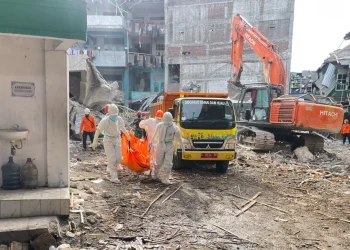 Más de 60 estudiantes muertos tras el colapso de una escuela en Indonesia