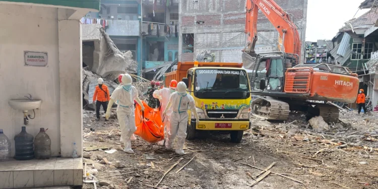 Más de 60 estudiantes muertos tras el colapso de una escuela en Indonesia