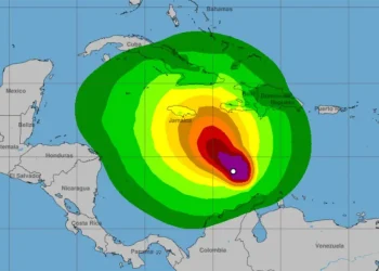 Jamaica emite estado de emergencia para hospitales y cierra escuelas por tormenta Melissa