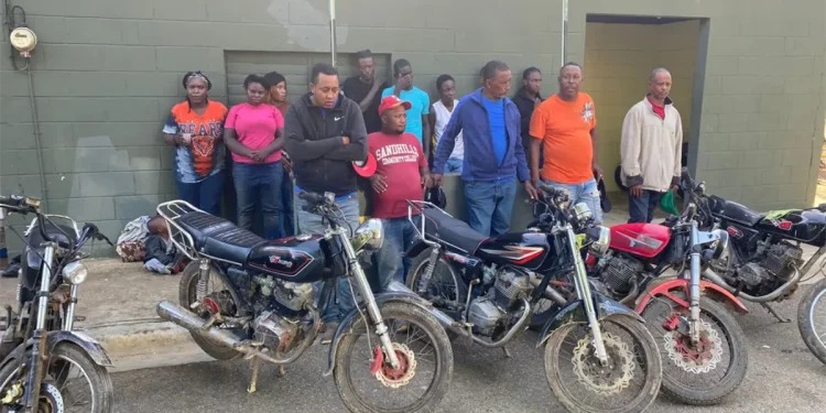 Ejército detiene a cinco motociclistas con diez indocumentados en Montecristi