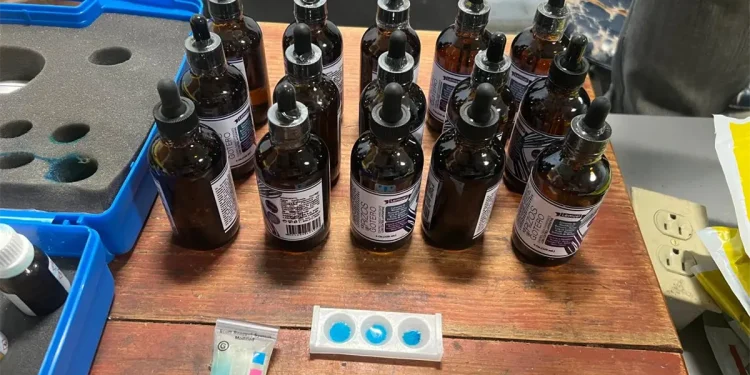 Ocupan 15 frascos de goteros para el pelo llenos de cocaína líquida