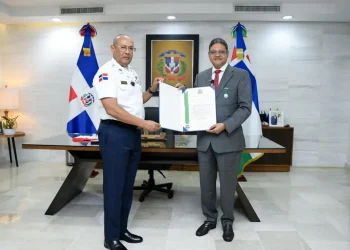 Juan Manuel Méndez García es reconocido por la Policía Nacional por sus aportes a la nación