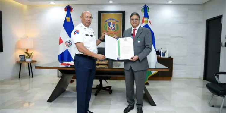 Juan Manuel Méndez García es reconocido por la Policía Nacional por sus aportes a la nación