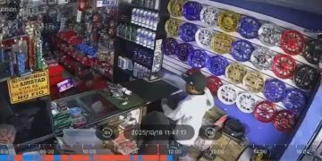 Atraco a mano armada en repuesto de motocicletas frente a discoteca en San Pedro de Macorís