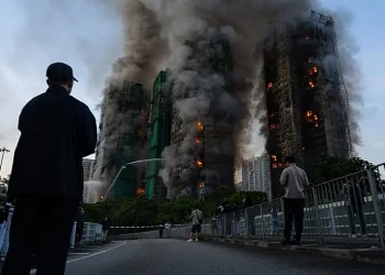Los muertos por el incendio de Hong Kong ascienden a 128 y otras 200 personas siguen desaparecidas
