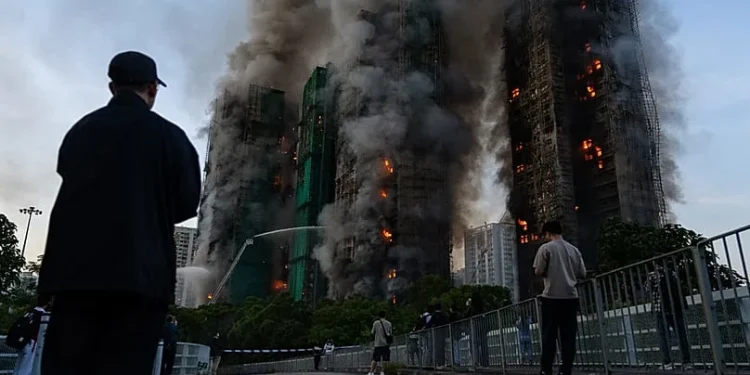 Los muertos por el incendio de Hong Kong ascienden a 128 y otras 200 personas siguen desaparecidas