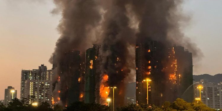 Incendio en edificio de Hong Kong deja al menos 4 muertos