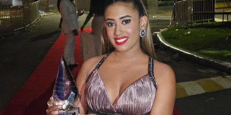 Sol Bautista recibe el premio a “Mejor Periodista de Cobertura del Año” en los Glamour Music Awards 2025