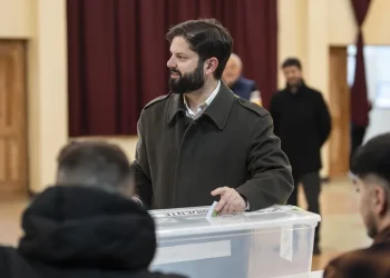 Boric madruga para depositar su voto y animar a los chilenos a participar