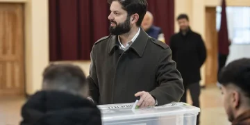 Boric madruga para depositar su voto y animar a los chilenos a participar