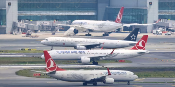 Aumentan las cancelaciones de vuelos a Venezuela tras la alerta de EEUU por “actividad militar” en el Caribe