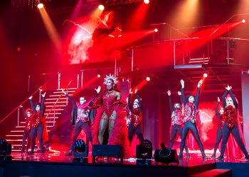 En su décima entrega del espectáculo “Luna de Sangre” rinde homenaje a Lady Gaga con opening “Abracadabra”