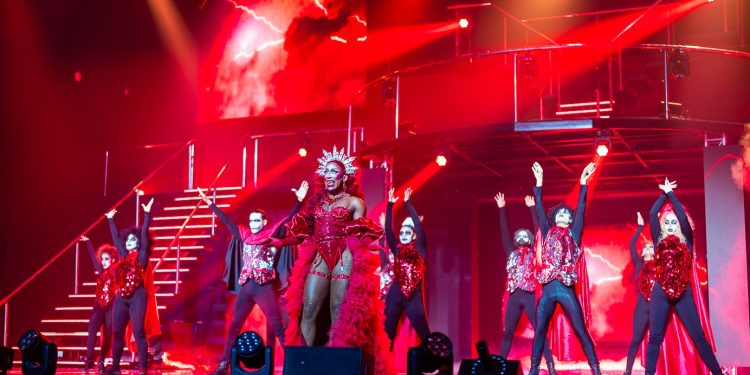 En su décima entrega del espectáculo “Luna de Sangre” rinde homenaje a Lady Gaga con opening “Abracadabra”