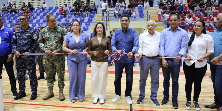 Ministro Kelvin Cruz entrega Polideportivo de Mao con inversión de 36 millones