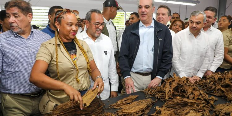 Abinader inaugura dos naves industriales en Zona Franca de provincia San Juan que generan 500 empleos 