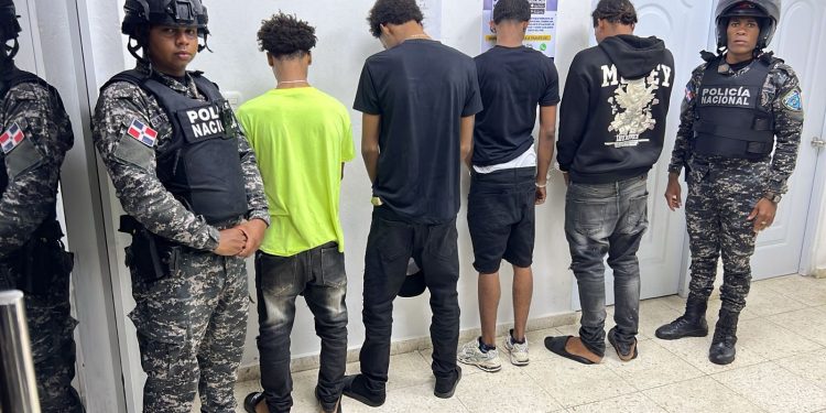 Armas, drogas y máquinas tragamonedas ocupadas durante operativos en Santo Domingo Norte y Monte Plata