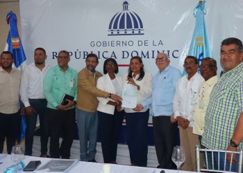 El Gobierno entrega RD$ 100 millones en apoyo a Productores y Agricultores de Azua