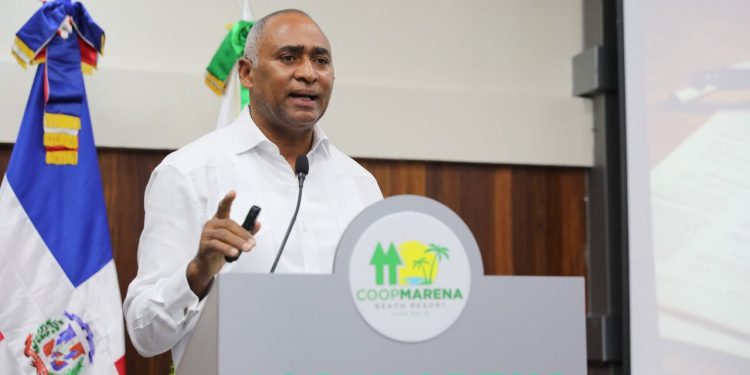 Julito Fulcar imparte conferencia sobre liderazgo y procedimiento parlamentario en el sector cooperativo