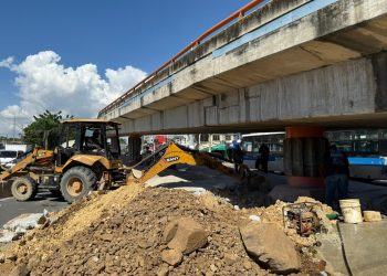 La CAASD trabaja en reparación de avería en línea de agua potable bajo elevado Churchill con Kennedy