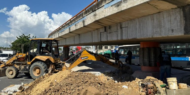La CAASD trabaja en reparación de avería en línea de agua potable bajo elevado Churchill con Kennedy