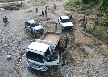 Fuerza de Tarea liderada por el Senpa, Ejército y PN sorprenden tres camiones extrayendo material en ribera del río Nigua en SC