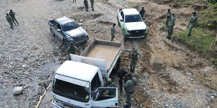 Fuerza de Tarea liderada por el Senpa, Ejército y PN sorprenden tres camiones extrayendo material en ribera del río Nigua en SC