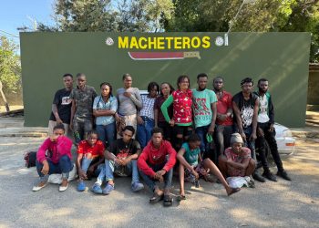 Detienen a 19 extranjeros en condición migratoria irregular en un automóvil en Laguna Salada, Valverde