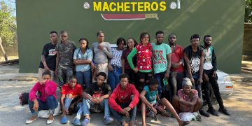 Detienen a 19 extranjeros en condición migratoria irregular en un automóvil en Laguna Salada, Valverde