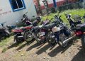 Policía desmantela puntos de drogas, apresa varios y ocupa motocicletas en Monte Plata