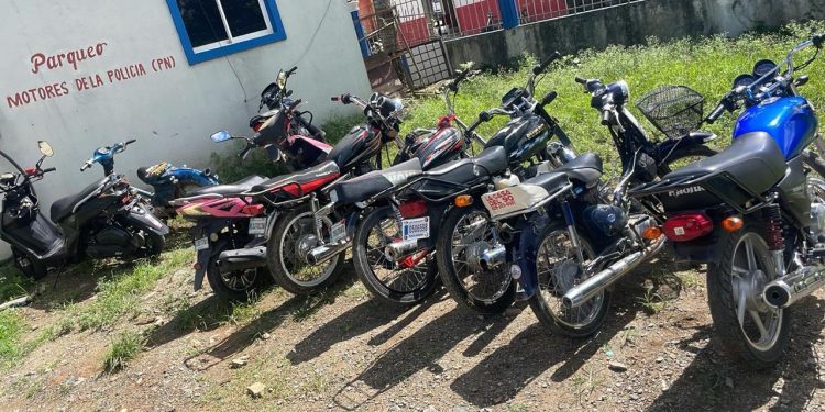 Policía desmantela puntos de drogas, apresa varios y ocupa motocicletas en Monte Plata