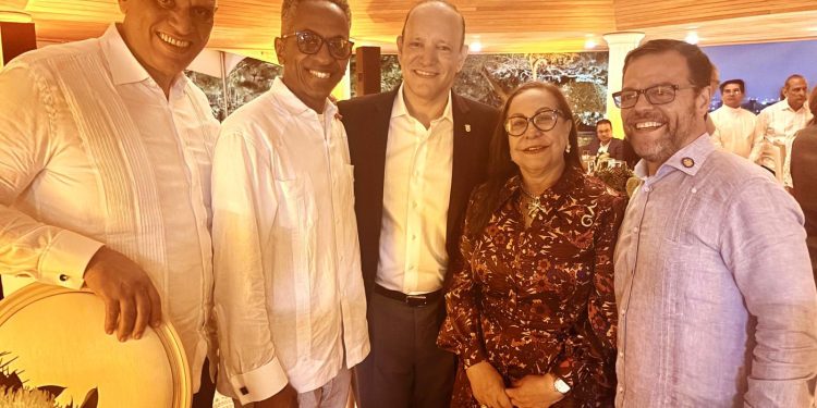 Líderes empresariales de Santiago dan la bienvenida a la gobernadora de Nueva York, Kathy Hochul