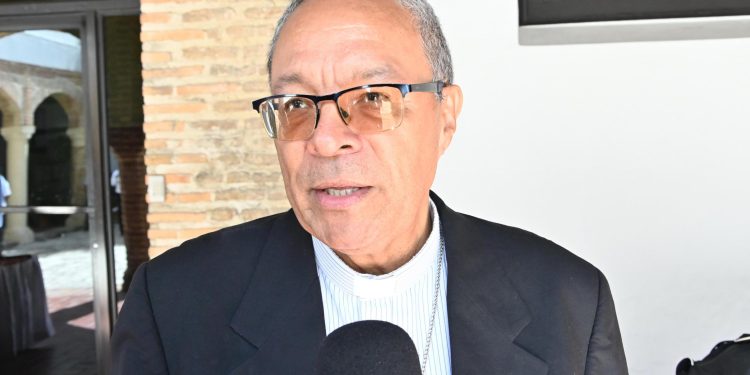 Obispos respaldan propuesta de Omar Fernández para reducir impuestos a salarios de 720 mil trabajadores