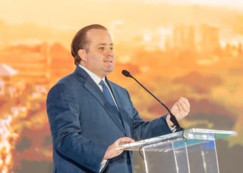 Ministro Paliza encabeza foro “El Futuro de Santiago”; anuncia licitación Autopista del Ambar