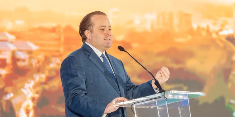 Ministro Paliza encabeza foro “El Futuro de Santiago”; anuncia licitación Autopista del Ambar