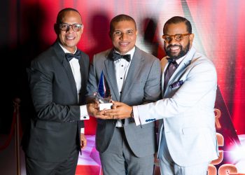 Periodista Vargavila Riverón gana premio “Glamour Music Awards” como mejor Comentarista de Opinión del año 2025