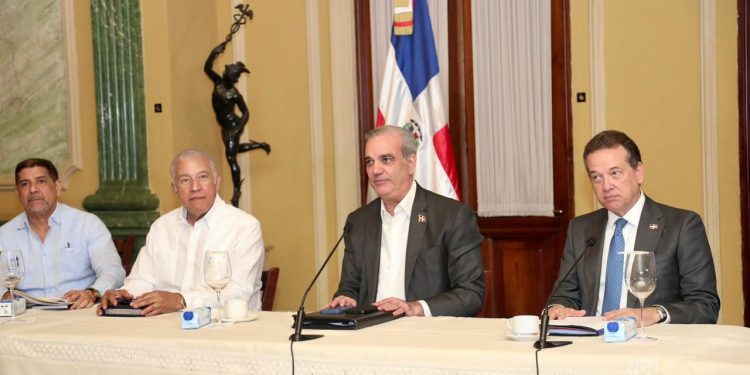 Abinader impulsa acciones para garantizar abastecimiento y estabilidad de precios durante la temporada navideña en todo el país