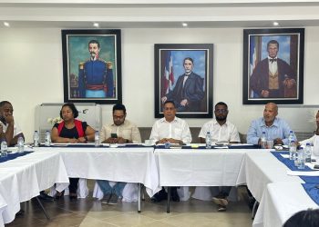 Senador Pedro Tineo encabeza mesa de trabajo con funcionarios provinciales para impulsar soluciones conjuntas en Monte Plata